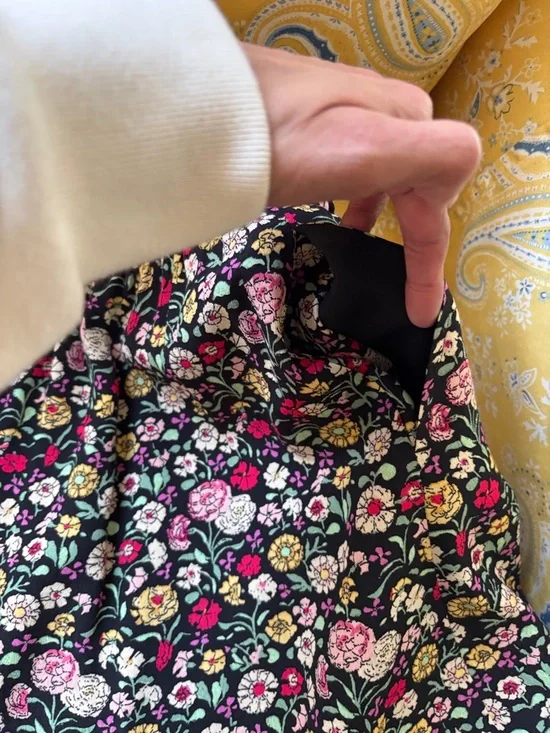 LOFT Black fully lined Floral Skirt with pockets - Picture 5 of 8